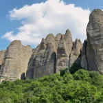 quel-est-ce-site-naturel-mystique-a-decouvrir-en-provence-voici-les-rochers-des-penitents-des-mees