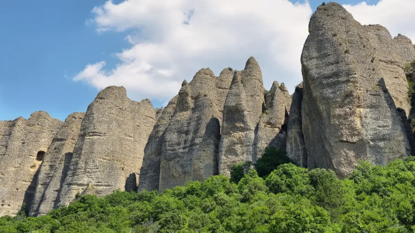 quel-est-ce-site-naturel-mystique-a-decouvrir-en-provence-voici-les-rochers-des-penitents-des-mees