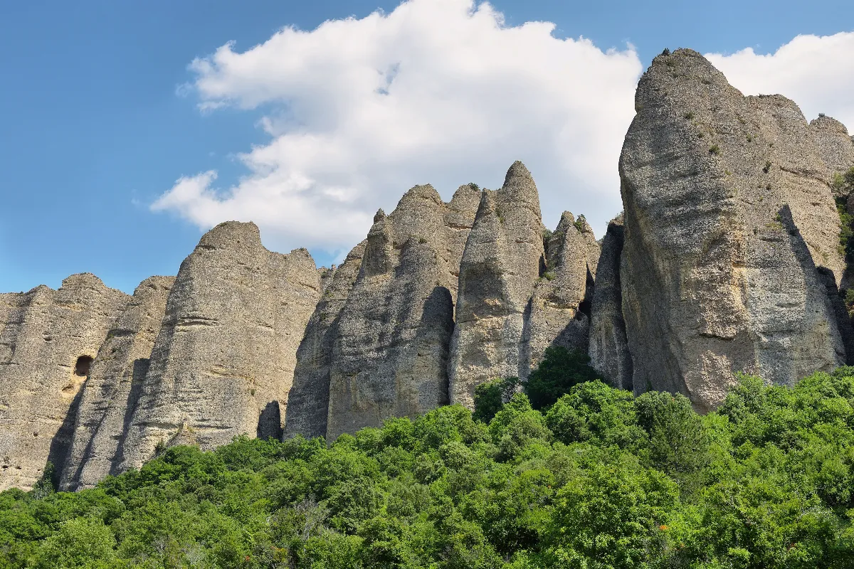 Quel est ce site naturel mystique à découvrir en Provence ? Voici les rochers des Pénitents des Mées