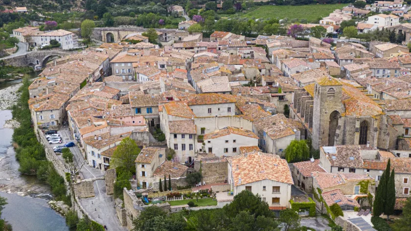 situee-a-cote-de-carcassonne-cette-cite-medievale-meconnue-fait-partie-des-plus-beaux-villages-de-france
