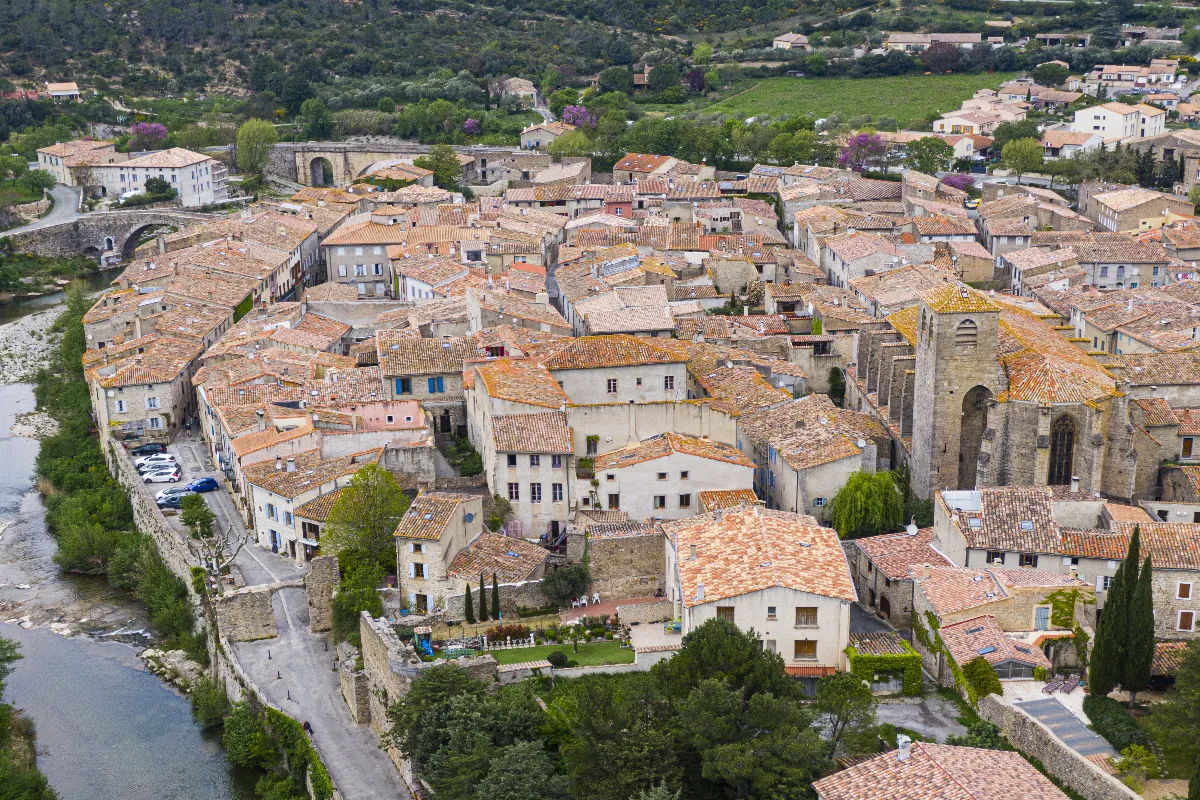Située à côté de Carcassonne, cette cité médiévale méconnue fait partie des plus beaux villages de France