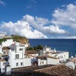 sous-ses-airs-de-santorin-ce-petit-village-du-portugal-est-une-veritable-pepite-voici-lequel