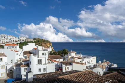 sous-ses-airs-de-santorin-ce-petit-village-du-portugal-est-une-veritable-pepite-voici-lequel