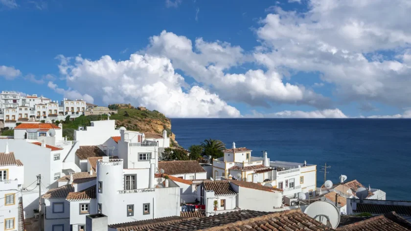 sous-ses-airs-de-santorin-ce-petit-village-du-portugal-est-une-veritable-pepite-voici-lequel