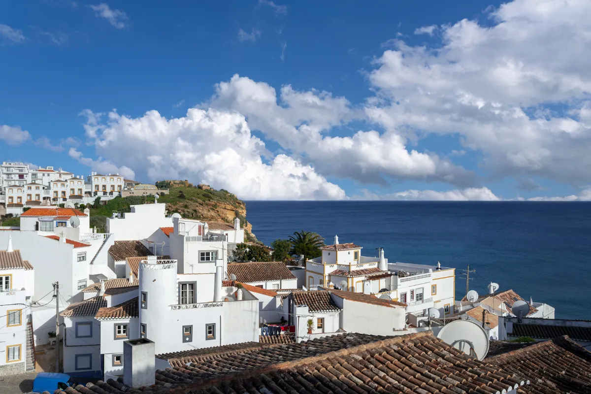 Sous ses airs de Santorin, ce petit village du Portugal est une véritable pépite : voici lequel