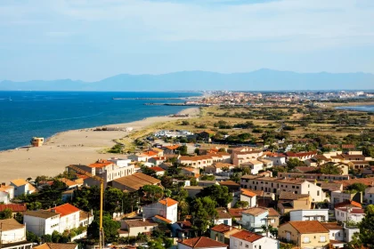 sous-ses-airs-de-village-grec-ce-lieu-du-sud-de-la-france-est-a-voir-absolument-pour-vos-vacances