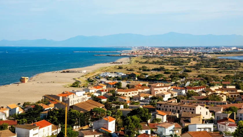 sous-ses-airs-de-village-grec-ce-lieu-du-sud-de-la-france-est-a-voir-absolument-pour-vos-vacances