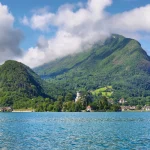 sur-les-bords-du-lac-dannecy-ce-petit-village-est-un-veritable-havre-de-paix-pour-vous-reposer-voici-lequel