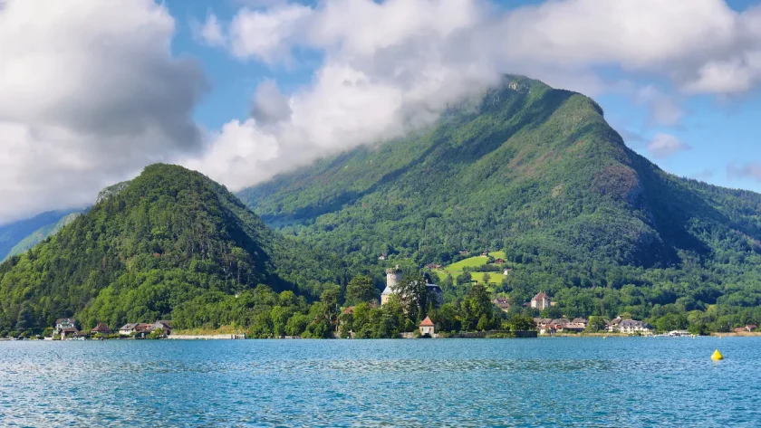 sur-les-bords-du-lac-dannecy-ce-petit-village-est-un-veritable-havre-de-paix-pour-vous-reposer-voici-lequel