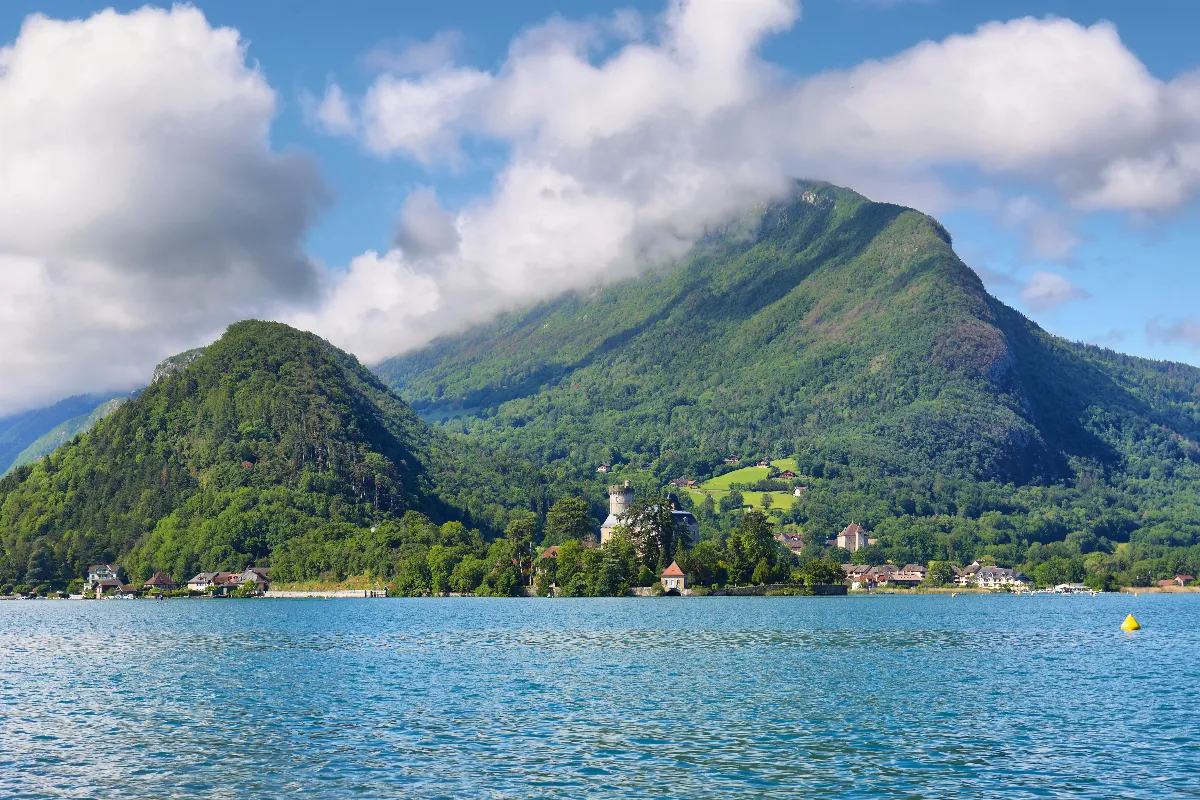 Sur les bords du lac d&rsquo;Annecy, ce petit village est un véritable havre de paix pour vous reposer : voici lequel