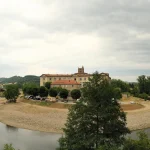 surplombant-les-gorges-de-lallier-ce-petit-village-medieval-est-une-veritable-perle-de-la-region-a-decouvrir-voici-lequel