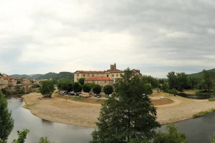 surplombant-les-gorges-de-lallier-ce-petit-village-medieval-est-une-veritable-perle-de-la-region-a-decouvrir-voici-lequel