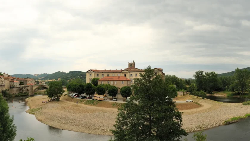 surplombant-les-gorges-de-lallier-ce-petit-village-medieval-est-une-veritable-perle-de-la-region-a-decouvrir-voici-lequel