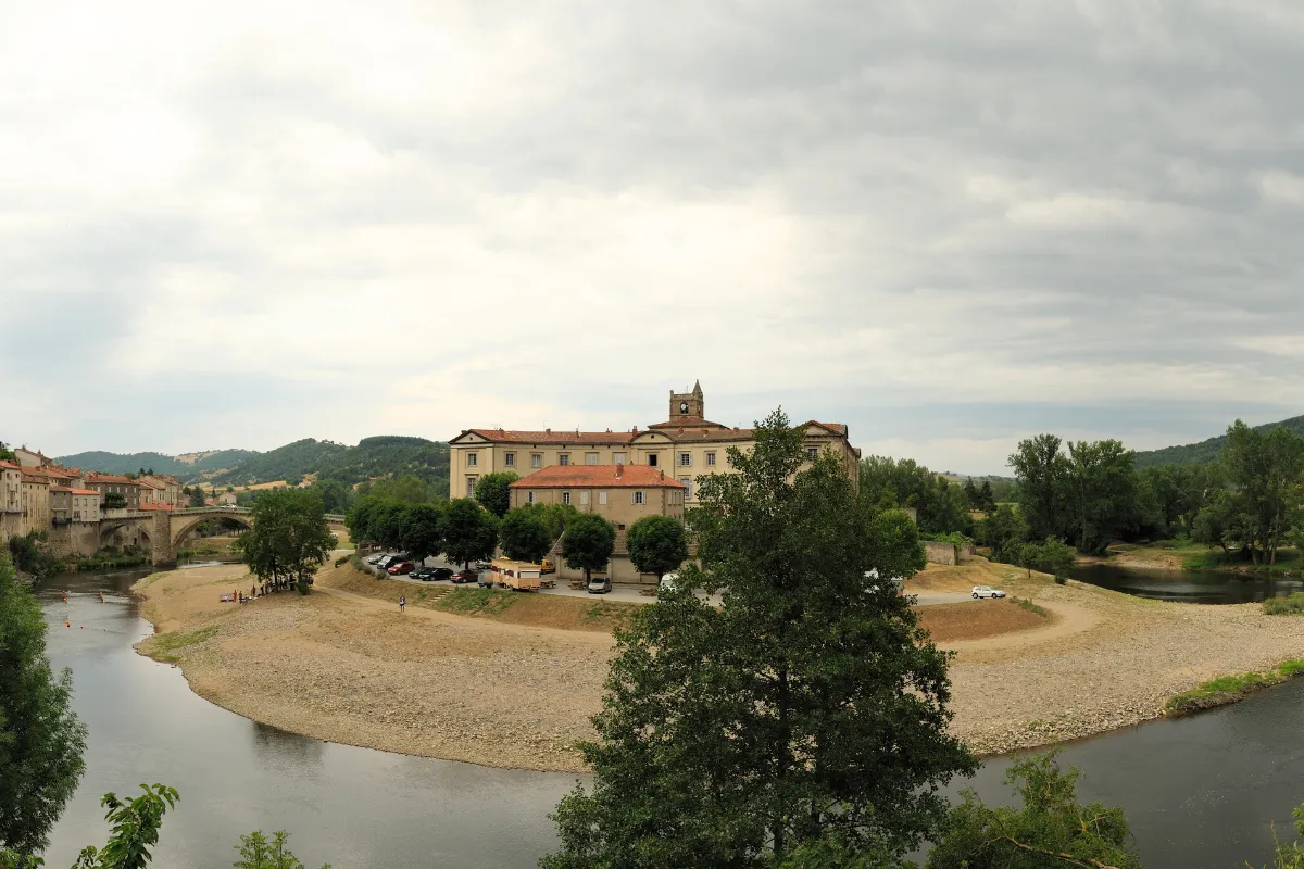 Surplombant les gorges de l&rsquo;Allier, ce petit village médiéval est une véritable perle de la région à découvrir : voici lequel
