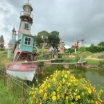 au-coeur-de-la-campagne-francaise-decouvrez-ce-petit-village-feerique-unique-en-son-genre