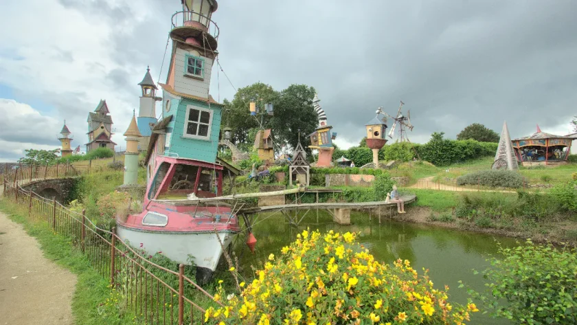 au-coeur-de-la-campagne-francaise-decouvrez-ce-petit-village-feerique-unique-en-son-genre