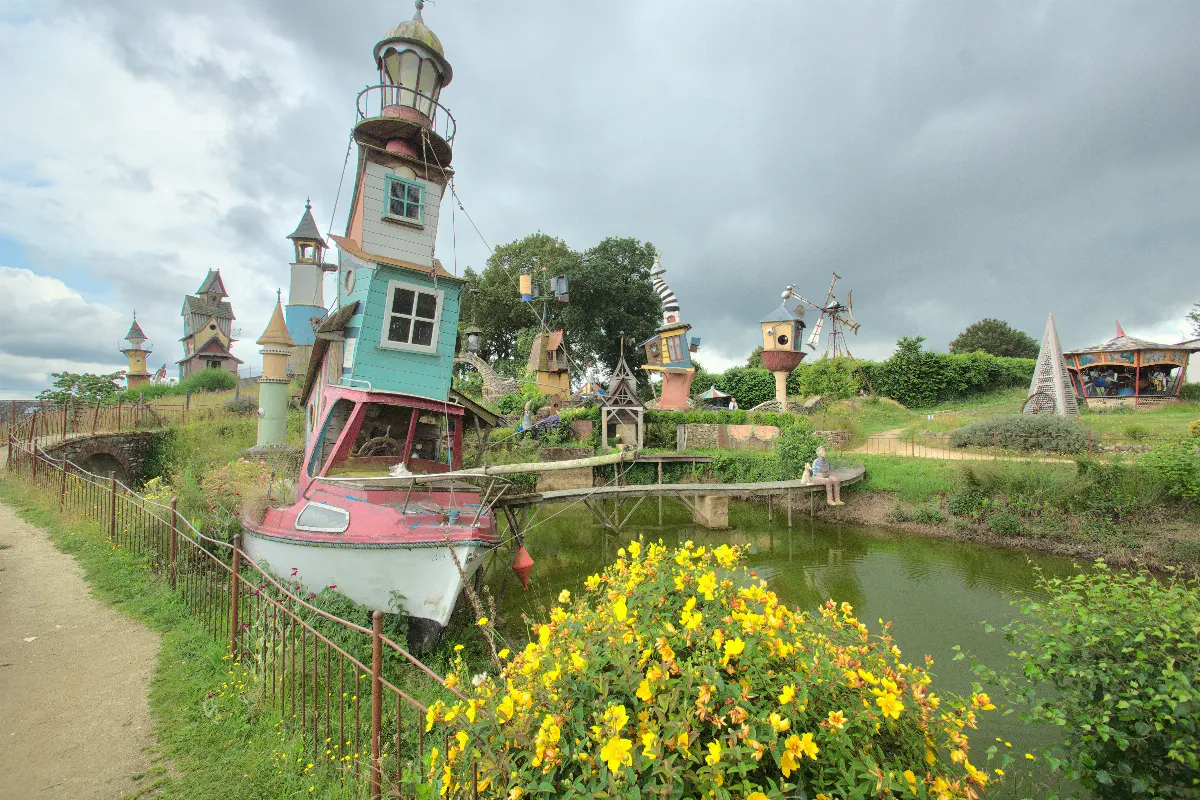 Au coeur de la campagne française, découvrez ce petit village féérique unique en son genre !