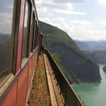 au-travers-les-alpes-cette-ligne-de-train-touristique-est-lune-des-plus-belles-en-europe-decouvrez-ce-veritable-joyau