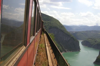au-travers-les-alpes-cette-ligne-de-train-touristique-est-lune-des-plus-belles-en-europe-decouvrez-ce-veritable-joyau
