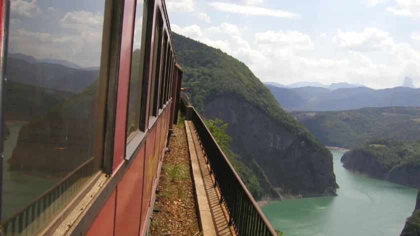 au-travers-les-alpes-cette-ligne-de-train-touristique-est-lune-des-plus-belles-en-europe-decouvrez-ce-veritable-joyau
