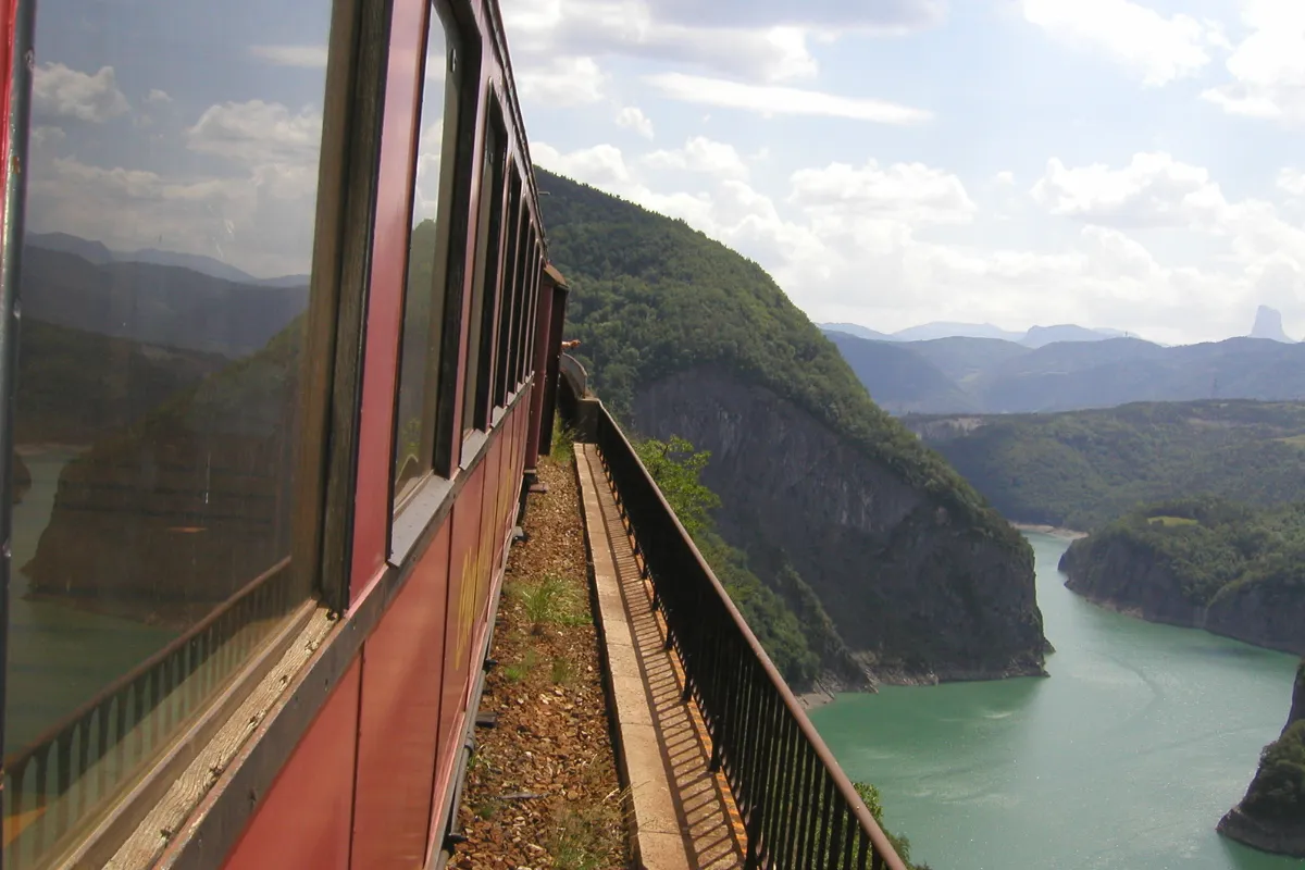 Au travers les Alpes, cette ligne de train touristique est l&rsquo;une des plus belles en Europe : découvrez ce véritable joyau