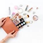 ce-simple-accessoire-est-ideal-pour-garder-votre-routine-beaute-meme-en-voyage-voici-lequel