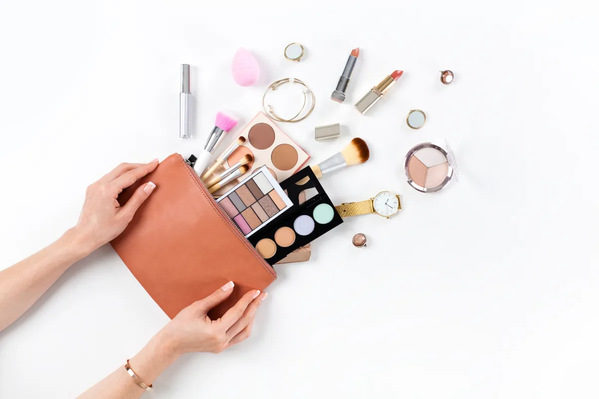 Ce simple accessoire est idéal pour garder votre routine beauté même en voyage : voici lequel