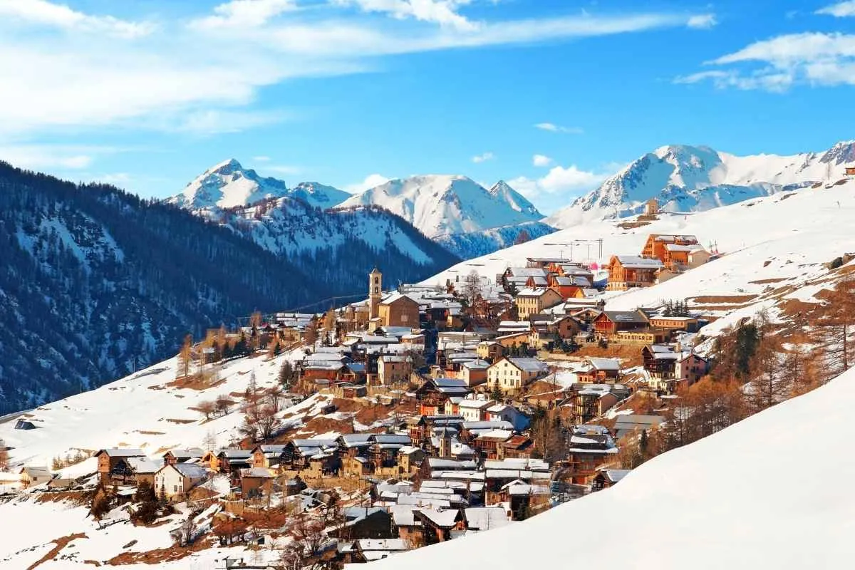 Ce village français où l&rsquo;on vit plus longtemps… Découvrez leur secret !