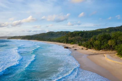 cette-ile-mysterieuse-vous-promet-un-depaysement-complet-pour-vos-prochaines-vacances