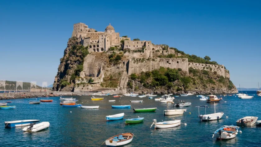 cette-ile-volcanique-italienne-cache-un-veritable-tresor-decouvrez-laquelle