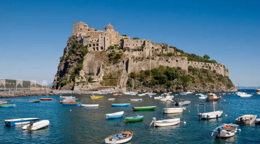 cette-ile-volcanique-italienne-cache-un-veritable-tresor-decouvrez-laquelle