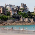 chaque-annee-ce-petit-village-accueille-plus-d1-million-de-touristes-decouvrez-ce-lieu-qui-vaut-le-detour