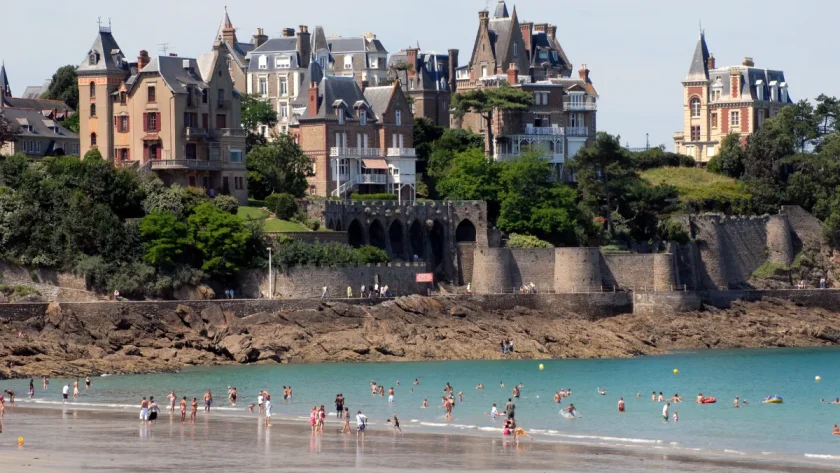 chaque-annee-ce-petit-village-accueille-plus-d1-million-de-touristes-decouvrez-ce-lieu-qui-vaut-le-detour