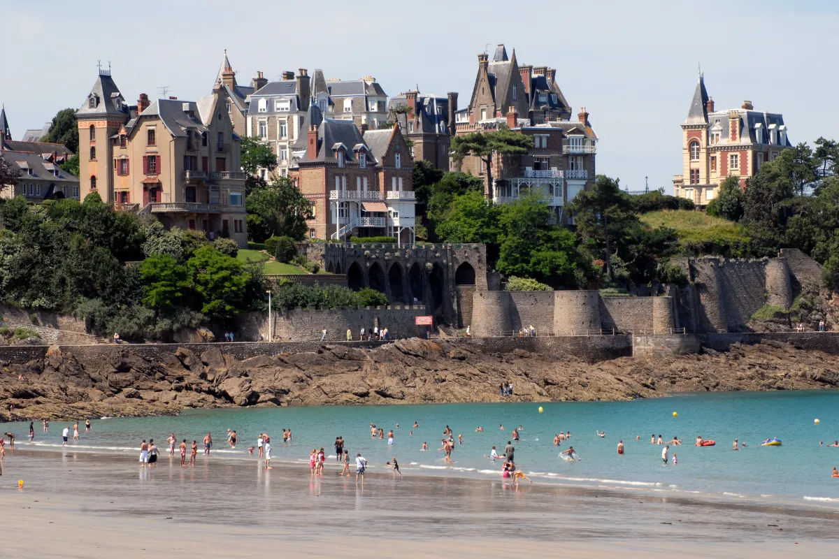 Chaque année, ce petit village accueille plus d&rsquo;1 million de touristes : découvrez ce lieu qui vaut le détour