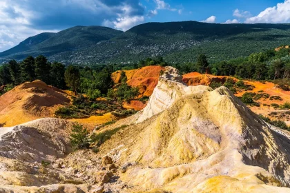 digne-des-plus-beaux-paysages-du-colorado-ce-lieu-situe-en-provence-est-un-veritable-tresor-naturel-a-decouvrir