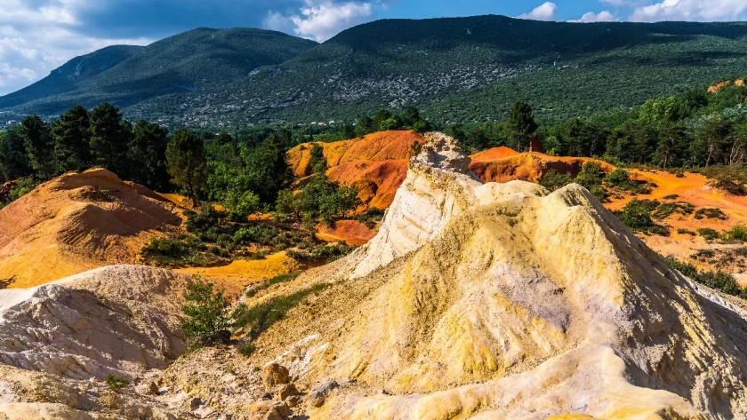 digne-des-plus-beaux-paysages-du-colorado-ce-lieu-situe-en-provence-est-un-veritable-tresor-naturel-a-decouvrir