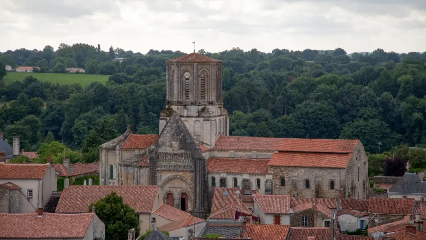 en-plein-coeur-de-la-vendee-decouvrez-ce-petit-village-et-ses-paysages-naturels-incroyables