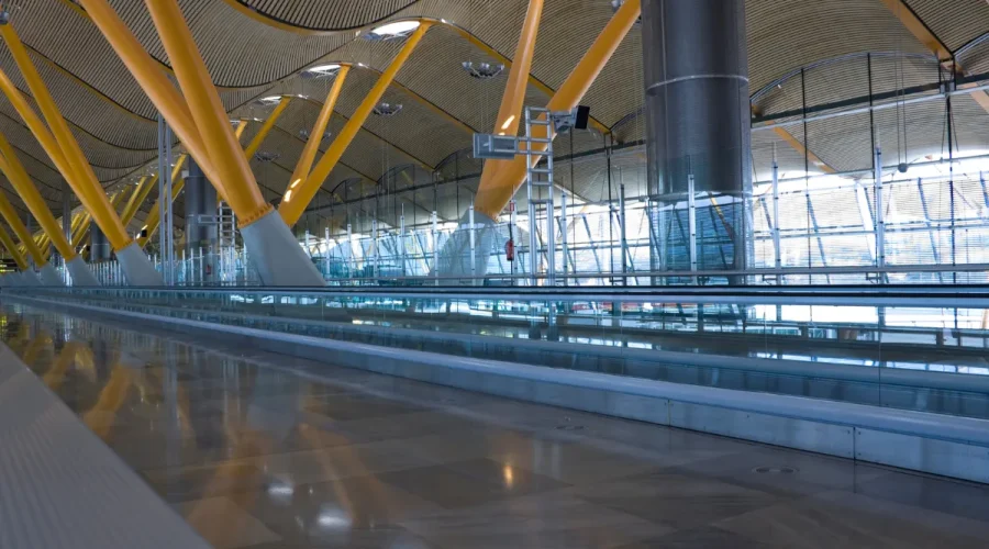 long-de-plus-de-25-kilometres-cet-aeroport-est-le-plus-long-deurope-voici-lequel