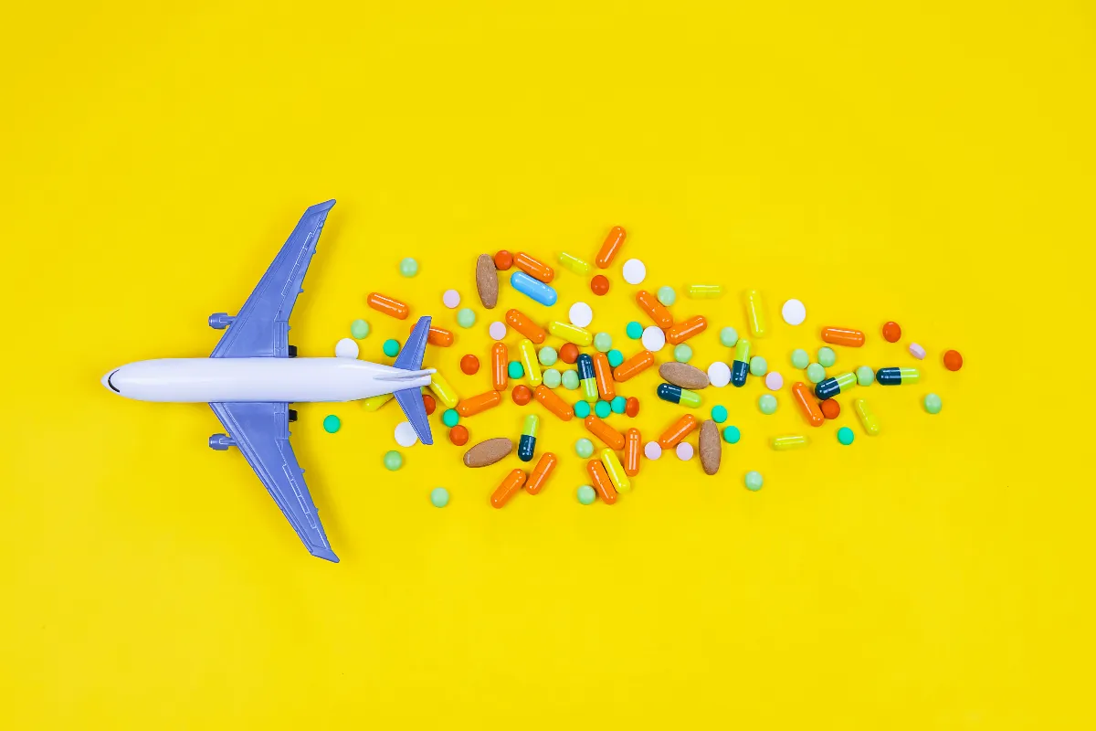 Médicament en avion : quelles sont les précautions à prendre ? En soute ou en cabine ? Tout ce qu&rsquo;il faut savoir