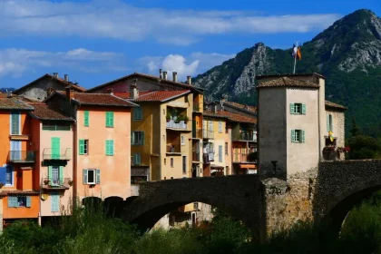 un-coin-de-paradis-ensoleille-ce-village-francais-au-microclimat-doux-toute-lannee