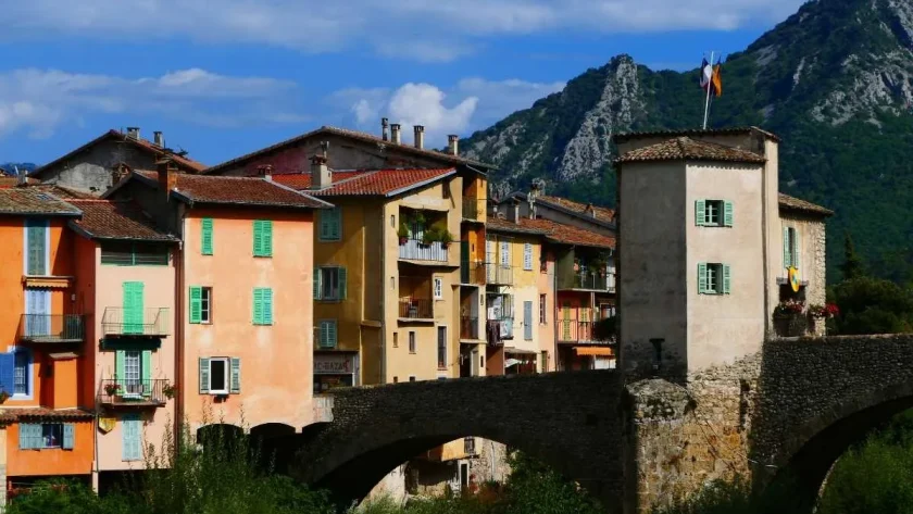 un-coin-de-paradis-ensoleille-ce-village-francais-au-microclimat-doux-toute-lannee
