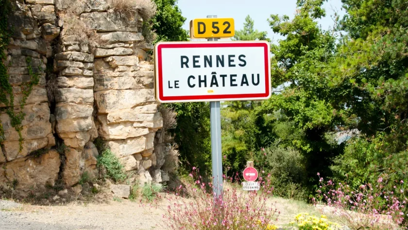 un-tresor-de-28-milliards-deuros-est-cache-dans-ce-petit-village-francais-decouvrez-tous-les-mysteres-de-ce-lieu