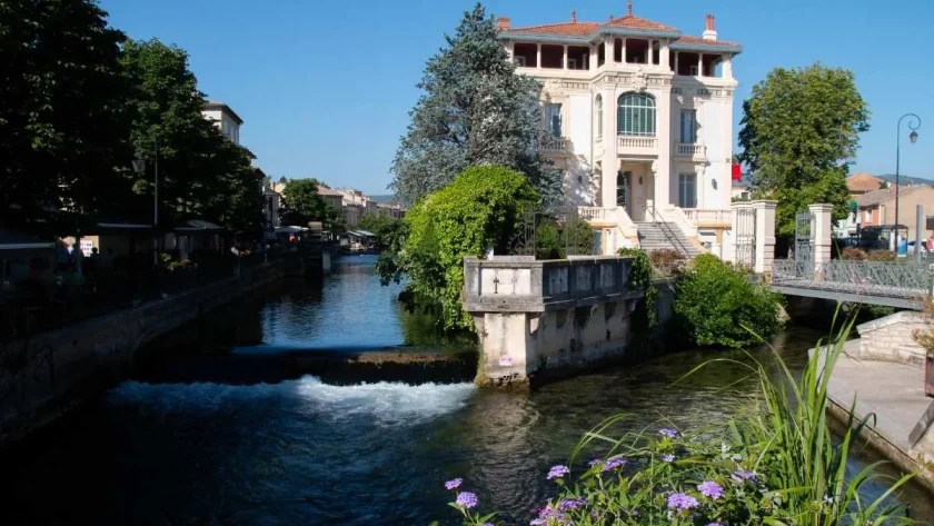 arretez-avec-venise-ce-village-du-vaucluse-vous-reserve-des-paysages-tout-aussi-incroyables