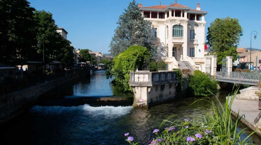 arretez-avec-venise-ce-village-du-vaucluse-vous-reserve-des-paysages-tout-aussi-incroyables