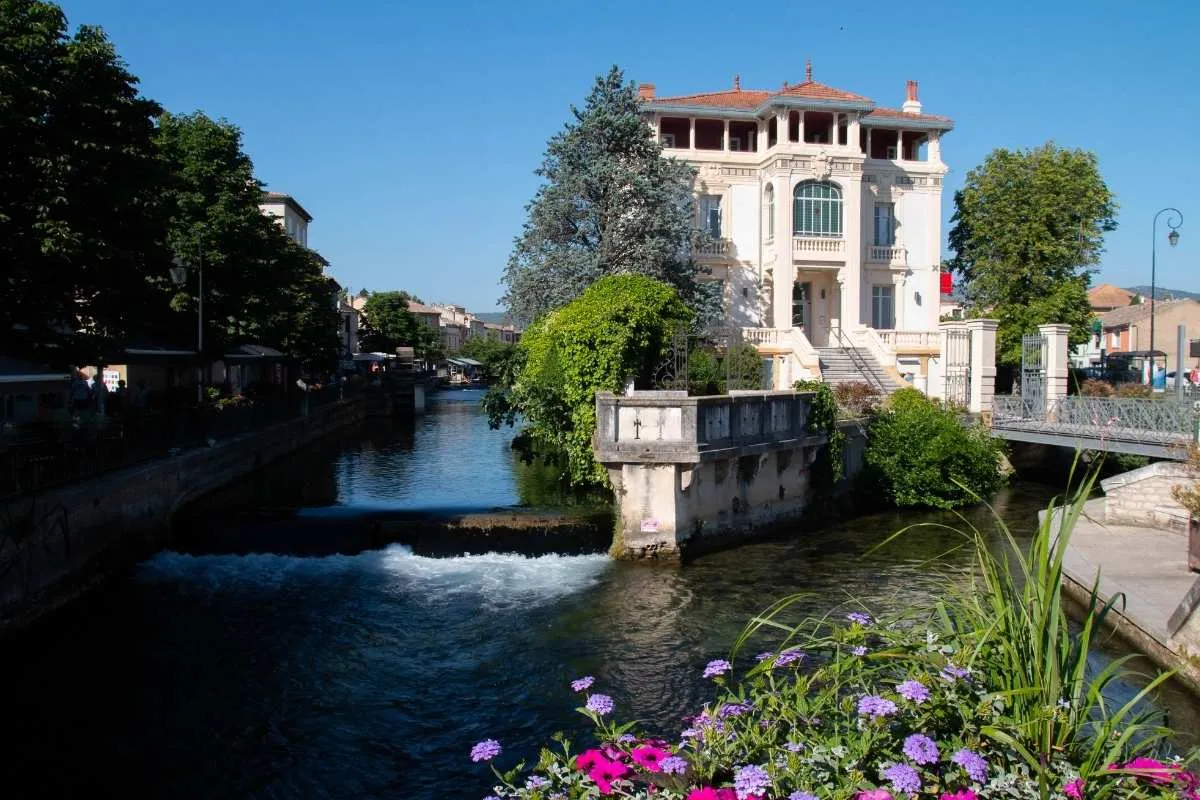 Arrêtez d&rsquo;aller à Venise ! Ce village du Vaucluse vous réserve des paysages tout aussi incroyables !