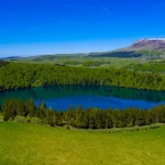 au-coeur-de-lauvergne-ce-lac-volcanique-fait-partie-des-tresors-naturels-de-la-region-a-ne-pas-manquer