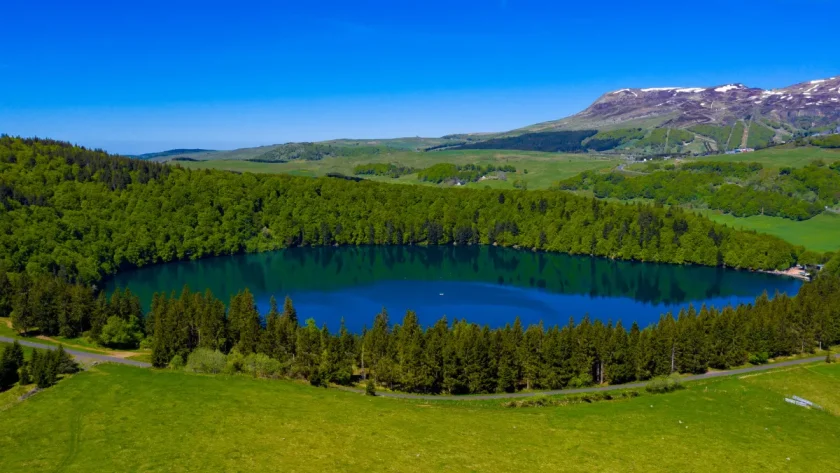 au-coeur-de-lauvergne-ce-lac-volcanique-fait-partie-des-tresors-naturels-de-la-region-a-ne-pas-manquer