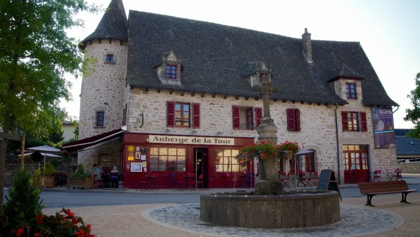 au-coeur-du-cantal-ce-village-medieval-fait-desormais-partie-des-plus-beaux-villages-de-france-decouvrez-ce-joyau