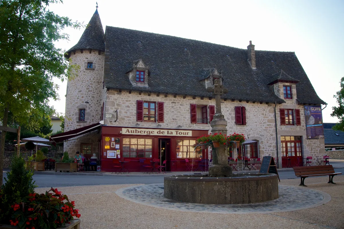 Au coeur du Cantal, ce village médiéval fait désormais partie des Plus Beaux Villages de France : découvrez ce joyau !