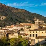 au-pied-dune-imposante-falaise-ce-petit-village-meconnu-du-vercors-fait-partie-des-plus-beaux-de-france-decouvrez-lequel